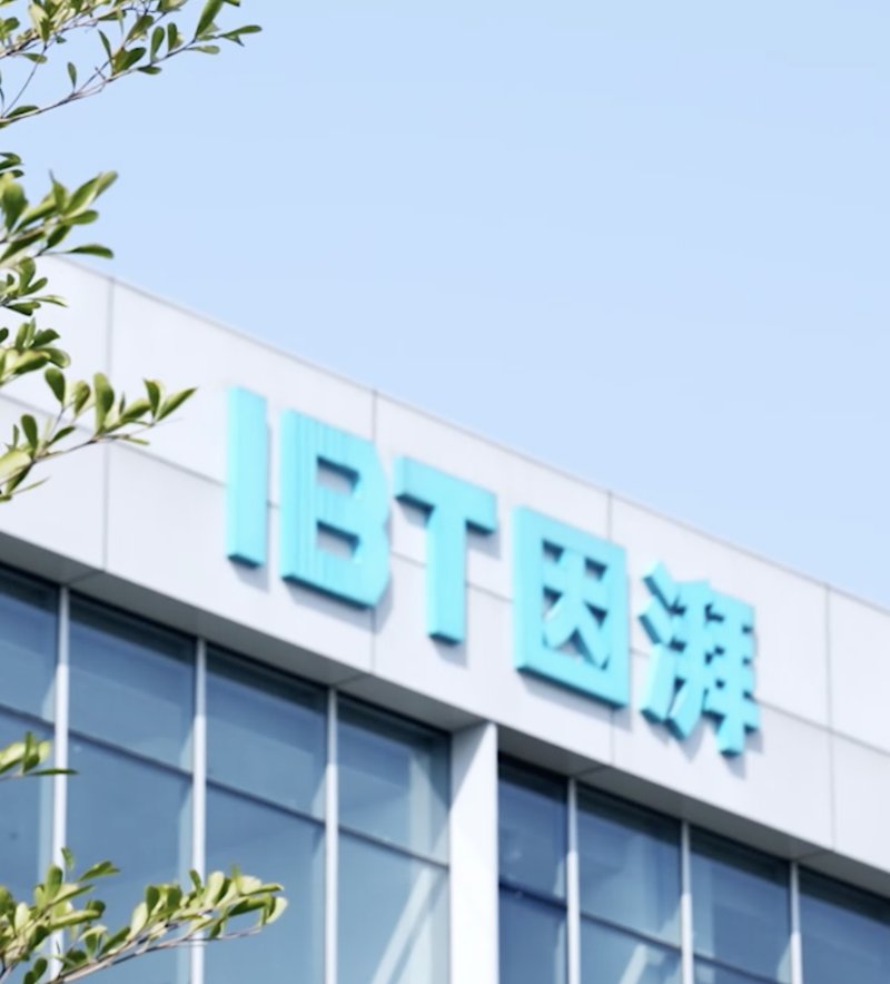 我们的财务成本运营专员在手机上收到一